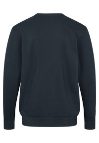 Sudadera de un oscuro color azul marino con mangas largas y cuello redondo. Textura suave con puños y dobladillo acanalados. Sin logotipos ni patrones visibles.