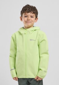 Giacca impermeabile verde chiaro con cappuccio, zip frontale, polsini elasticizzati e dettagli riflettenti. Realizzata in materiale durevole e traspirante.