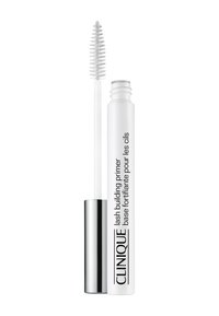 Primers pour cils dans un tube blanc élégant avec un capuchon argenté ; dispose d'une brosse spirale pour l'application. Le texte est imprimé en noir gras.