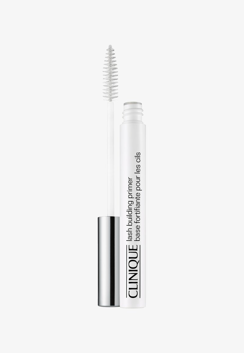 Wimperbouwprimer in een slanke witte tube met een zilveren dop; bevat een spiraalborstel voor het aanbrengen. De tekst is gedrukt in vet zwart.