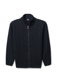 Granatowy, dziany sweter zapinany na zamek, z wysokim kołnierzem, teksturowanym wzorem w warkocze oraz ściągaczami przy mankietach i u dołu. Miękki, gruby materiał.