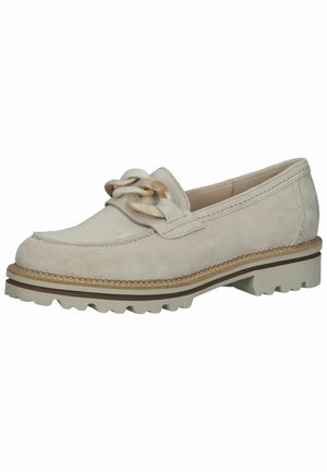 Mocassins en daim beige clair avec une semelle en caoutchouc moulé, ornés d'une chaîne décorative et d'un surpiqûre contrastée le long des bords.