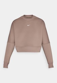 Sweatshirt Nike Pro crop en taupe, tissu lisse, col rond, manches longues et logo blanc centré sur la poitrine.