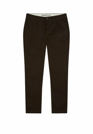 Pantaloni slim fit marrone scuro con passanti per cintura, tasche laterali, chiusura con bottone e zip, disposti piatti su uno sfondo bianco.