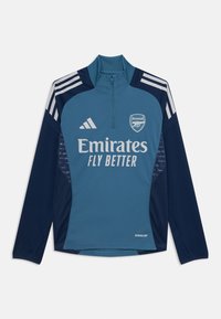 Blauw en marineblauwe trainingstop met lange mouwen en halve rits, witte Adidas-strepen, Arsenal-wapen en "Emirates Fly Better" logo. AEROREADY-stof.