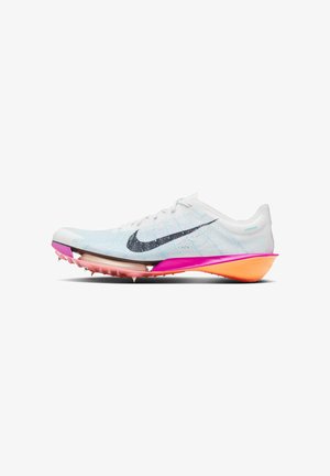 Chaussure de course Nike en mesh blanc avec le swoosh noir, dotée d'une semelle rose et orange avec des crampons pour la traction. Design léger et aérodynamique.