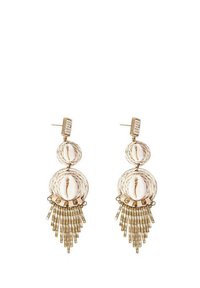 Pendientes en tono dorado que presentan dos cuentas con forma de concha, con un acabado texturizado y borlas de metal alargadas colgando por debajo.