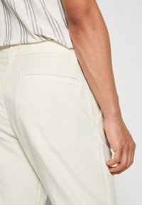 Esprit STRAIGHT PLEAT - Hlače - off white