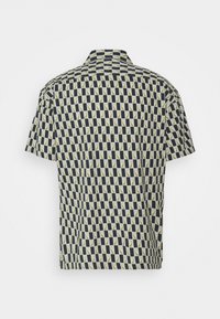 Camicia a maniche corte con un motivo geometrico in blu scuro, crema e verde oliva. Realizzata in tessuto leggero con una vestibilità comoda.