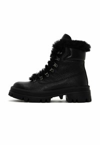 Botas de tobillo de cuero negro con una superficie texturizada, borde de piel de pelo, ojales metálicos y una suela robusta y gruesa para tracción.