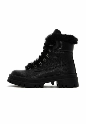 Bottines en cuir noir avec une surface texturée, bordure en fourrure, œillets métalliques et une semelle épaisse et robuste pour une bonne adhérence.