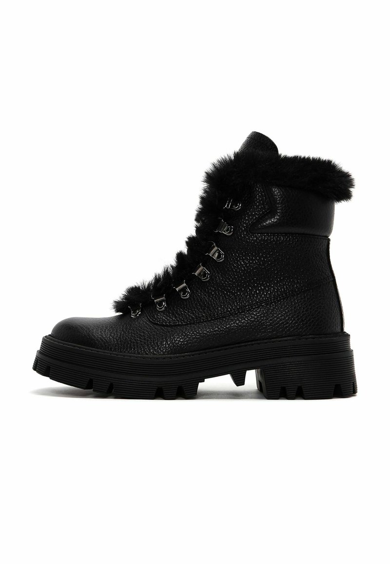Botas de tobillo de cuero negro con una superficie texturizada, borde de piel de pelo, ojales metálicos y una suela robusta y gruesa para tracción.