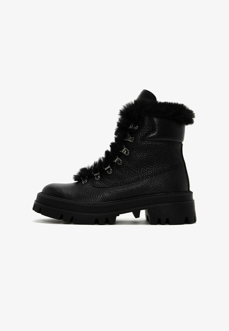 Zwarte leren enkelboots met een gestructureerd oppervlak, bontafwerking, metalen oogjes en een robuuste, zware zool voor grip.