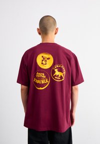 Carhartt WIP PINS - Printtipaita - malbec/orange stone washed