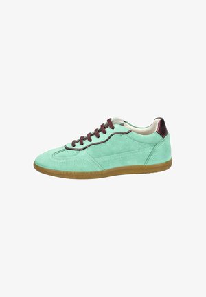 Zapatilla de ante verde menta con cordones burdeos, detalles de cuero liso, punta redondeada y suela de goma marrón clara.