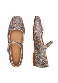 Zapatos Mary Jane brillantes con punta cuadrada, que presentan una superficie de glitter multicolor, forro interior color beige y un tacón bajo marrón.