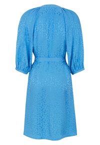 Niebieska sukienka w wzory z talią ściągniętą, krótkimi bufkami i subtelnym połyskiem, z tyłem z marszczeniami.