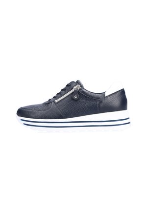 Sort struktureret lædersneaker med hvid og sort stribet sål, snørelukning foran og sølvfarvet sidelås på hvid baggrund.