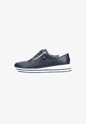 Schwarzer, strukturierter Ledersneaker mit weiß-schwarz gestreifter Sohle, Schnürung vorne und silbernem Seitenschlitz auf weißem Hintergrund.