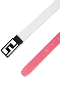 Cintura in tessuto bianco con fibbia geometrica nera. Sotto la cintura è posizionato un cinturino in pelle rosa con dei fori per la regolazione.