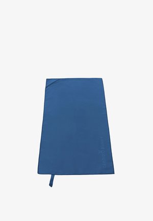 Kék téglalap alakú edzőtörölköző kis fülecskével és dombornyomott "Cardio Bunny" logóval az alsó sarokban, fehér háttéren.