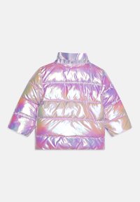 Chaqueta de plumas iridiscente con mangas cortas, que presenta una textura brillante y suave y un patrón de acolchado horizontal en tonos pastel de rosa, púrpura y azul.