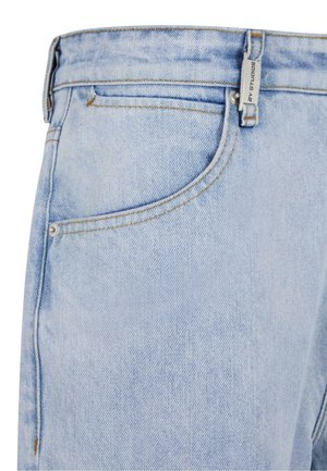 Lichtblauwe jeans van denim met een gestructureerde afwerking, voorzien van een voorzak, riemlussen en contrasterende stiksels. Subtiele branding zichtbaar.