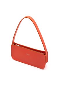 Oranje leren handtas met een lange, gebogen schouderband en een ritssluiting, met een gladde textuur en een minimalistisch ontwerp.