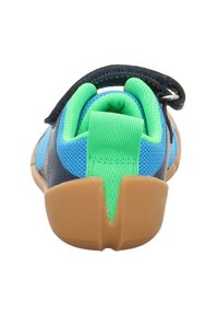 Chaussure pour enfant avec mesh bleu, col rembourré vert, sangle Velcro noire et semelle souple beige, vue de dos.