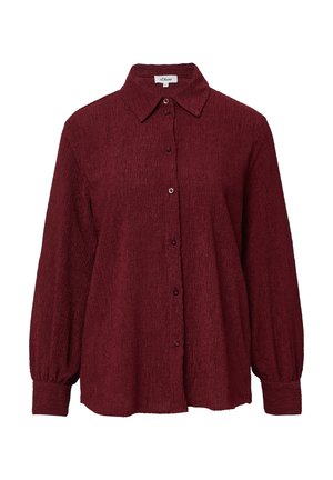 Camicia button-up a maniche lunghe di un rosso scuro, con texture, colletto a punta e polsini arricciati.