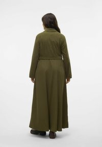 Vero Moda Curve ILJA LANGES - Maxiklänning - olive night