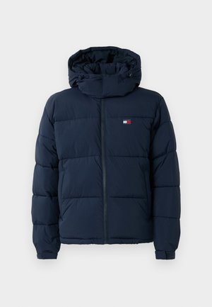 Granatowa, ocieplana kurtka zimowa z kapturem, z zamkiem błyskawicznym z przodu i małym logo Tommy Jeans na piersi.