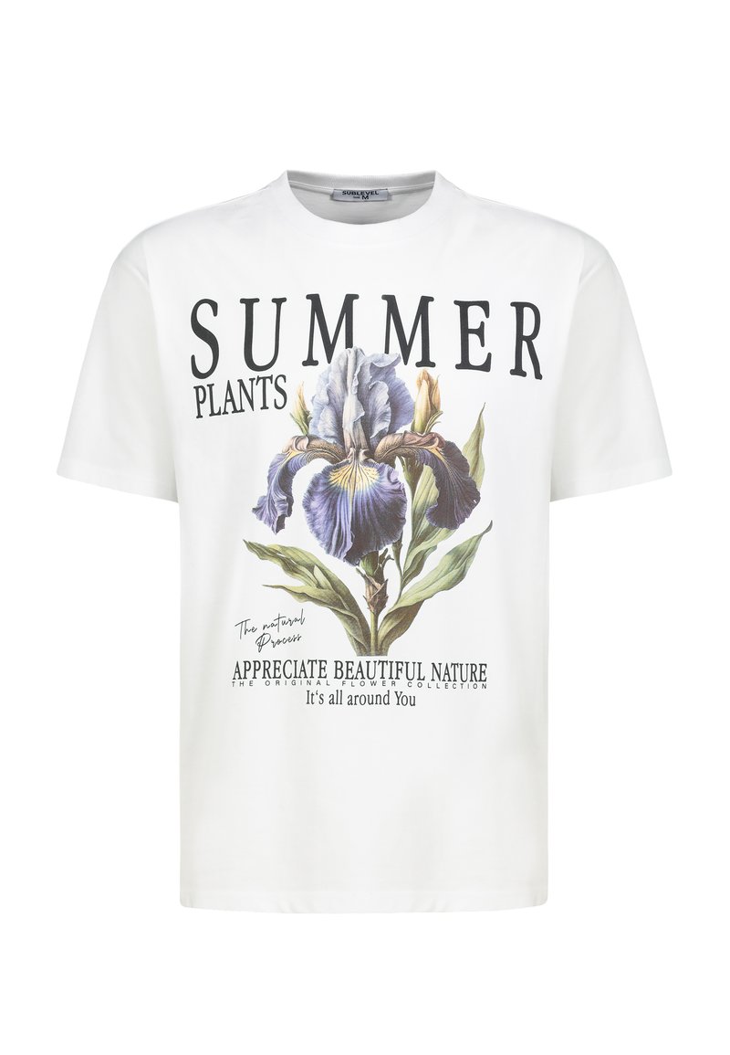 Weißes Baumwoll-T-Shirt mit einer großen Grafik einer Irisblüte, schwarzem Text mit der Aufschrift "SOMMERPFLANZEN" und weiteren Designelementen unterhalb der Grafik.