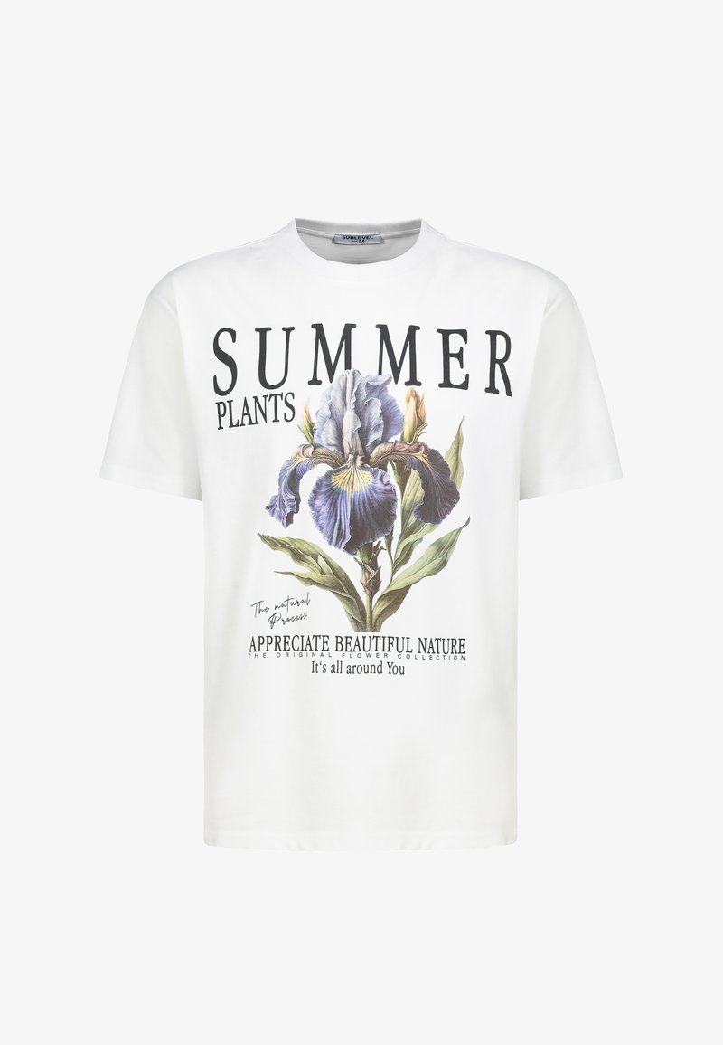 Weißes Baumwoll-T-Shirt mit einer großen Grafik einer Irisblüte, schwarzem Text mit der Aufschrift "SOMMERPFLANZEN" und weiteren Designelementen unterhalb der Grafik.