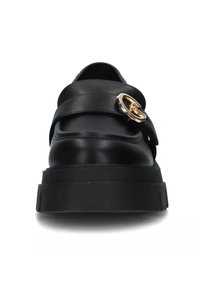 Scarpa in pelle nera con inserto decorativo in oro, una larga fascia sul collo del piede e una suola in gomma nera spessa.