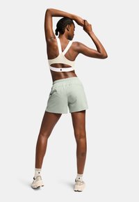 On ESSENTIAL - Sporta šorti - off white