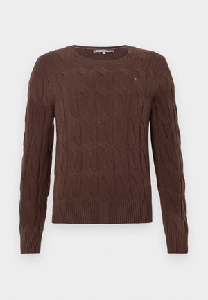 Brun kabelstrikket genser med rund hals, lange ermer, ribbestrikkede mansjetter og kant. Har teksturert mønster og enkel merkevaredetalj.