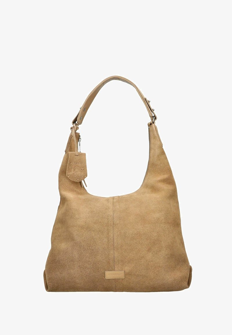 Bolso de ante suave color beige con correa ancha, cierre de cremallera y pequeña etiqueta de ante adjunta con diseño en relieve.