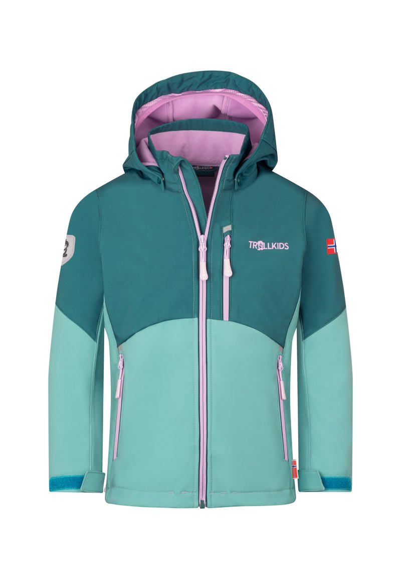 Giacca softshell di colore teal con accenti rosa, cappuccio e zip. Presenta una toppa con la bandiera norvegese e tasche laterali. Texture liscia, design sportivo.
