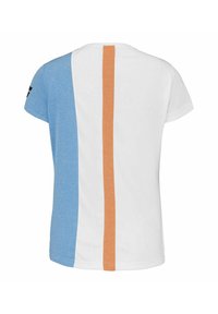 T-Shirt mit kurzen Ärmeln, das ein hellblau-weißes Farbblockdesign und einen orangefarbenen vertikalen Streifen in der Mitte aufweist. Schwarzes Logo auf dem Ärmel.