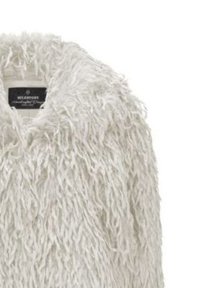 Flauschige, weiße Kunstfelljacke mit tiefem V-Ausschnitt. Weiche Textur und struppiges Aussehen, mit einem schwarzen Etikett im Kragen.
