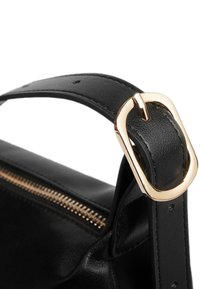 Cintura in pelle nera con una fibbia quadrata dorata, caratterizzata da una superficie testurizzata e dettagli in zip dorati sul corpo della borsa.