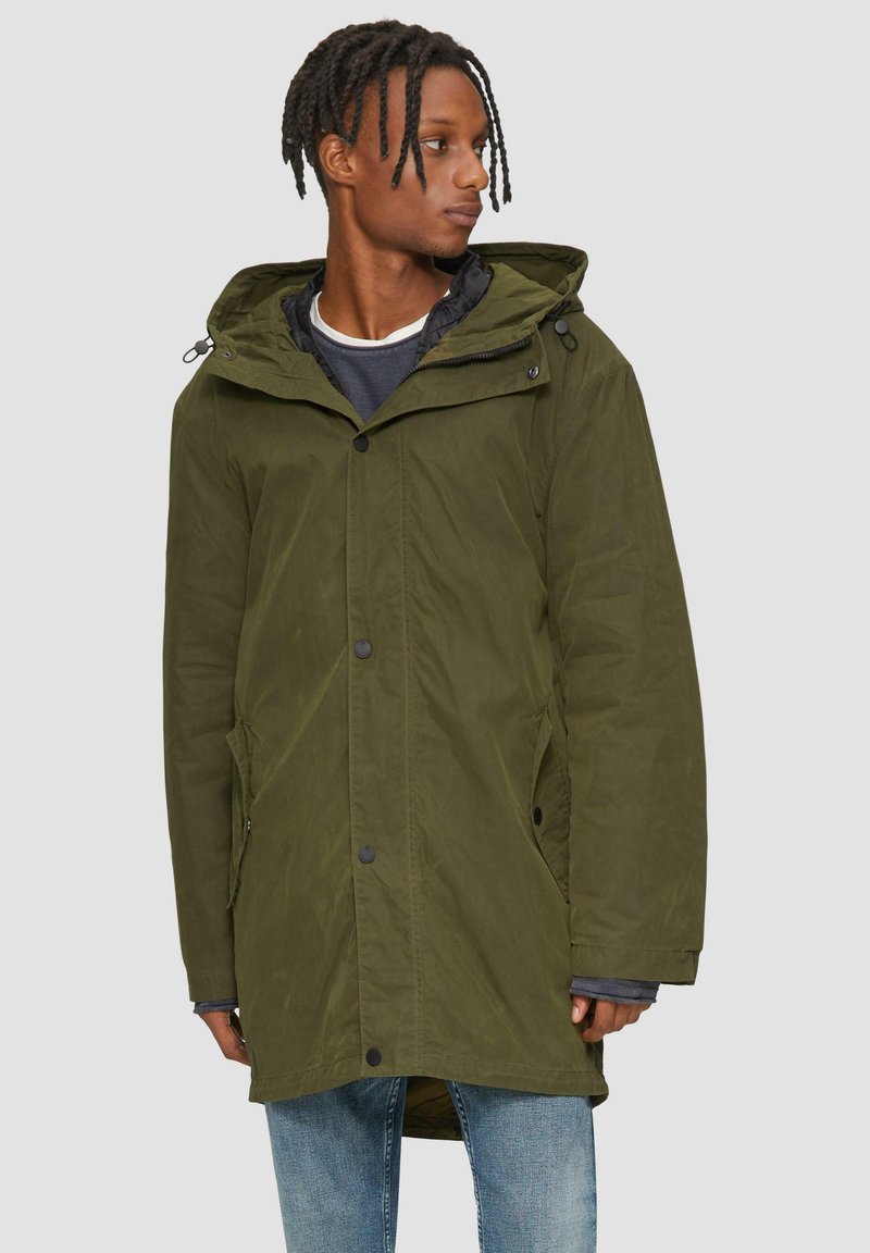 Parka verte olive avec capuche fabriquée en matériau résistant à l'eau. Elle présente un devant zippé, des poches latérales et des accents de boutons. Design décontracté.