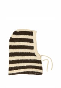 Capuche tricotée avec des rayures alternées marron et crème, dotée d'une finition texturée et de liens pour fixer sous le menton.