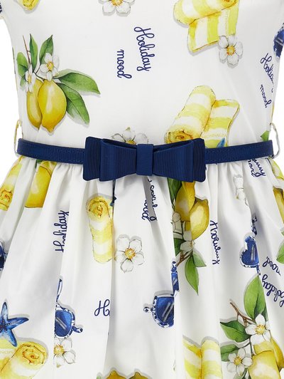 Fehér ruha sárga citrom- és törölközőmintákkal, kék szív- és tengeri csillag motívumokkal, tengerészkék övvel, amely íjat formáz a deréknál, valamint "Holiday mood" felirattal.