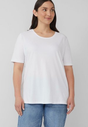 Witte t-shirt met korte mouwen in zachte stof, met een ronde hals en een relaxte pasvorm, gecombineerd met lichtgewassen spijkerbroek.