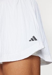 adidas Performance TENNIS PRO AEROREADY SEERSUCKER - Pantalón corto de deporte - white