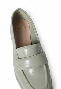 Groene patenten leren loafers met een brede band over de wreef en een gladde binnenkant met de gouden, geperste merknaam.