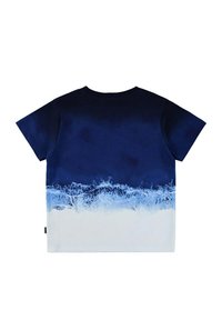 Granatowy t-shirt z wzorem fal wodnych na dole, przechodzącym w biały kolor. Krótkie rękawy i okrągły dekolt, wykonany z miękkiej tkaniny.