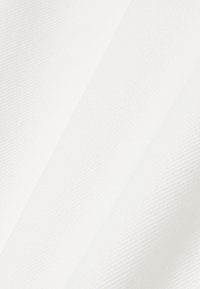 Biały materiał o fakturze tkanej struktury, prezentujący gładkie i lekko błyszczące powierzchnie z fałdami tworzącymi głębię i cień.